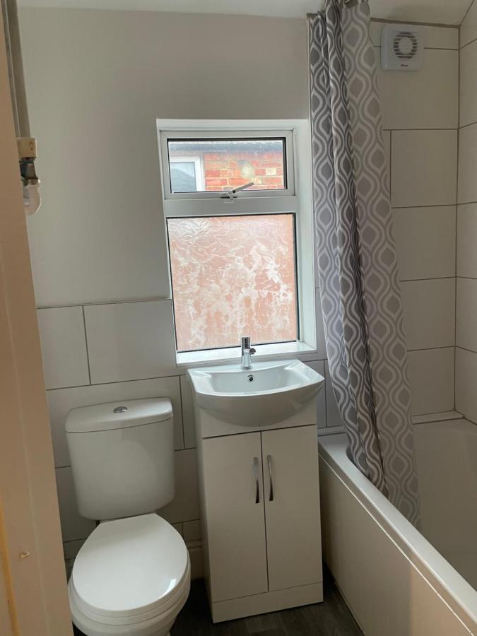 Rooms In A Victorian Comfortable 4-Bedroom House In Milton Keynes Rooms Not En-Suites Wolverton  Экстерьер фото